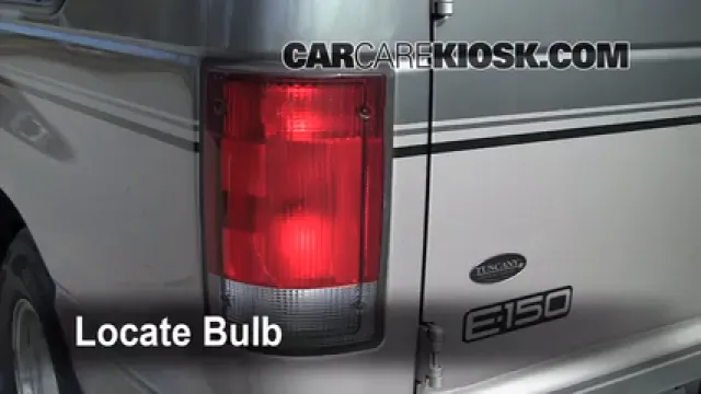 2001 Ford E-150 Econoline Club Wagon XLT 5.4L V8 Éclairage Feux de marche arrière (remplacer une ampoule)